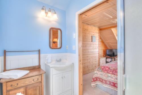 een badkamer met een wastafel en een bed in een kamer bij Changing Shores in Lincoln City