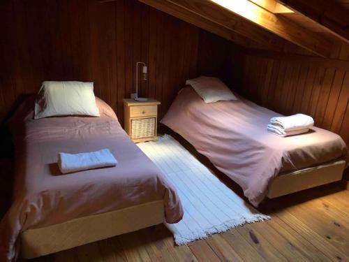1 dormitorio con 2 camas contiguas en Cálida cabaña en el centro de San Martín en San Martín de los Andes