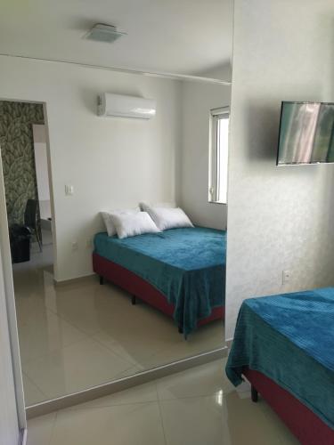 Un ou plusieurs lits dans un hébergement de l'établissement Apart um dormitório com vista para estrada da rainha