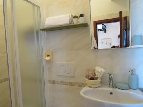y baño con ducha, lavabo y espejo. en Hotel Primula, en Cesenatico
