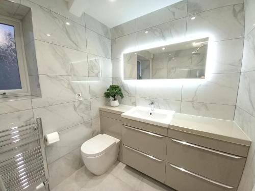 A bathroom at Spacious & Modern 4 Bedroom Holiday Home Gwynedd