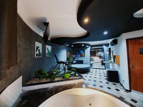 ein Bad mit einer großen Badewanne in einem Zimmer in der Unterkunft Motel Copacabana in Ribeirão Preto