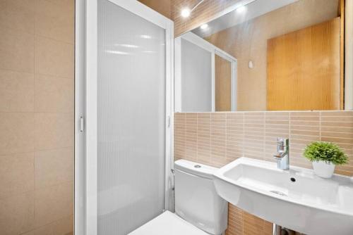 W łazience znajduje się toaleta, umywalka i prysznic. w obiekcie Apartamento Tramontana 113BJ w mieście Fornells