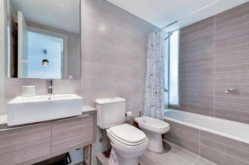 Ένα μπάνιο στο Hermoso Apartamento en Punta del Este, piso alto.