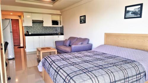 Postel nebo postele na pokoji v ubytování Sea view apartment on Jomtien beach Pattaya