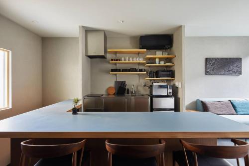 Kuchyň nebo kuchyňský kout v ubytování HANARE KYOTO Hachijoguchi