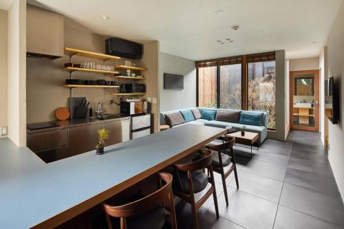 TV a/nebo společenská místnost v ubytování HANARE KYOTO Hachijoguchi