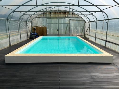 una gran piscina dentro de un edificio en Gîte à l’orée du pré en Villiers-Saint-Benoît