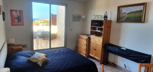 une chambre avec un lit, une commode et une fenêtre dans l'établissement Studio with Fantastic sea view, à Banyuls-sur-Mer