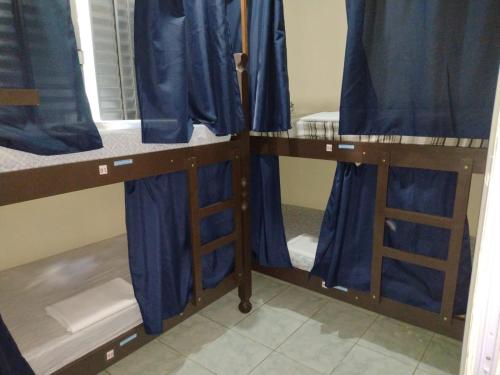 Łóżko lub łóżka piętrowe w pokoju w obiekcie Hostel Maktub