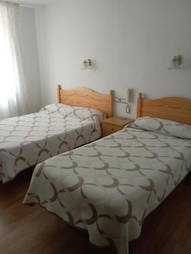 Ліжко або ліжка в номері Room in Lodge - Pension Oria Luarca Asturias
