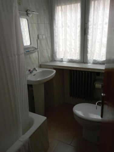 Bathroom sa Room in Lodge - Pension Oria Luarca Asturias