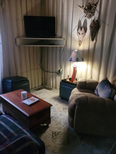 un soggiorno con un divano e un tavolo di Fisherman's Cabin a New Port Richey