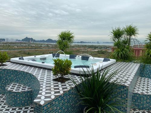 Bazén v ubytování The Exquisite HaLong Hotel nebo v jeho okolí