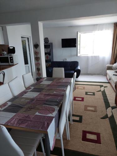 - une salle à manger avec une table et des chaises dans l'établissement Casa Liam- casa la cheie, à Costinesti