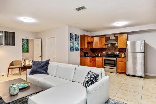 ein Wohnzimmer mit einem weißen Sofa und einer Küche in der Unterkunft Spacious 1BD Apt in the heart of City in Philadelphia