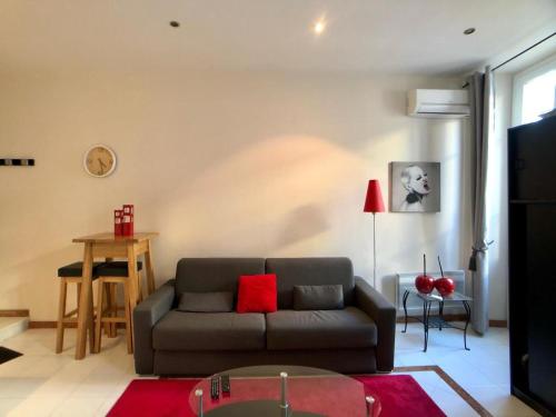 un salon avec un canapé et une table dans l'établissement Studio Maccarani, à Nice