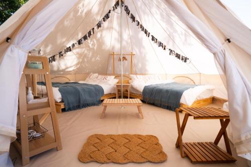 um quarto com 2 camas numa tenda em 分校Stay haruhi グランピング em Ureshino