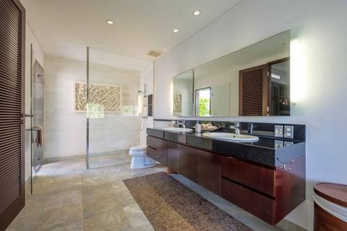 Ett badrum på Kejora Beachfront Estate Sanur -Stunning Villa Eleven