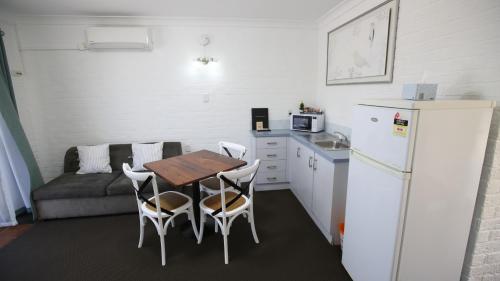 Una cocina o zona de cocina en Hawks Nest Motel