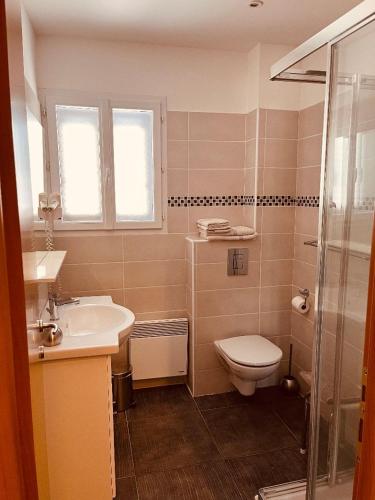 une salle de bain avec toilettes, lavabo et douche dans l'établissement Fior di Macchia, à Galéria