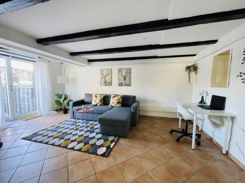 Posezení v ubytování aday - Central Charming Apartment with Terrace