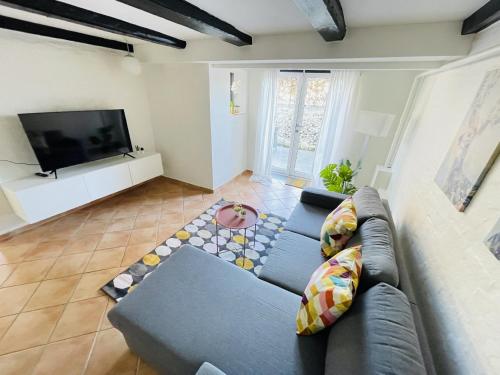 TV a/nebo společenská místnost v ubytování aday - Central Charming Apartment with Terrace