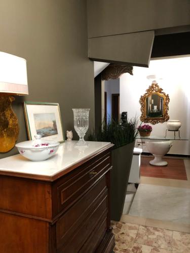 a kitchen with a counter with a bowl on it at Vicosuite Neathon in Noto