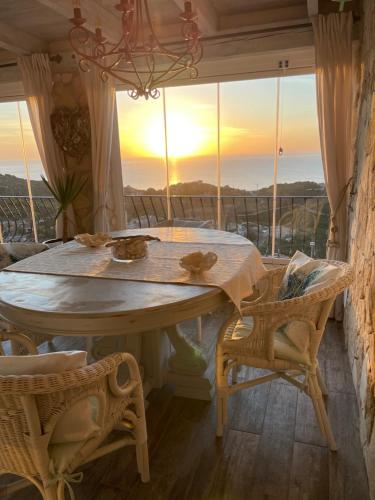 tavolo e sedie in una stanza con finestra di Villa turchese a Costa Rei