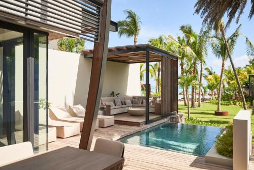 Bazén v ubytování LUX* Grand Baie Resort & Residences nebo v jeho okolí