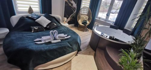sypialnia z łóżkiem, umywalką i wanną w obiekcie Apartament w Tucholi w Tucholi