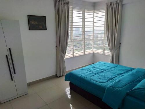 een slaapkamer met een bed en een groot raam bij Lovely 2 bed-room Menara U Shah Alam near MSU in Shah Alam