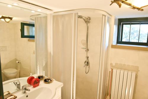 A bathroom at Villa Trullo Panorama