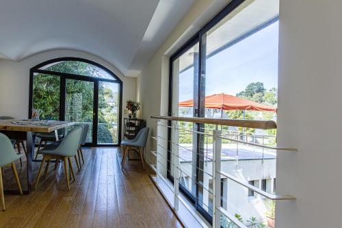 - un salon décloisonné avec une table et un parasol dans l'établissement Villa Ty Sant Buzit, à Pont-Aven