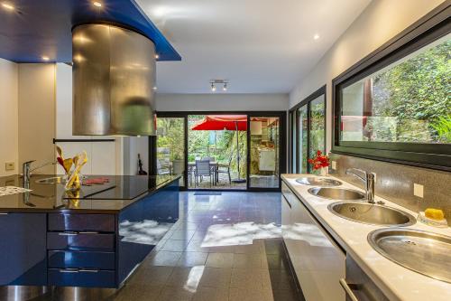 une cuisine avec deux lavabos et une grande fenêtre dans l'établissement Villa Ty Sant Buzit, à Pont-Aven