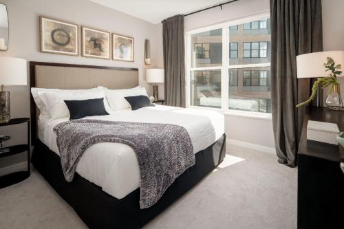 Tempat tidur dalam kamar di Luxury Apartments by Hyatus at Pierpont