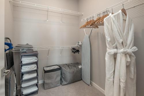 Bathroom sa Luxury Apartments by Hyatus at Pierpont