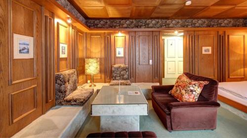 a living room with a couch and a bed at Hotel Spahr in Stuttgart