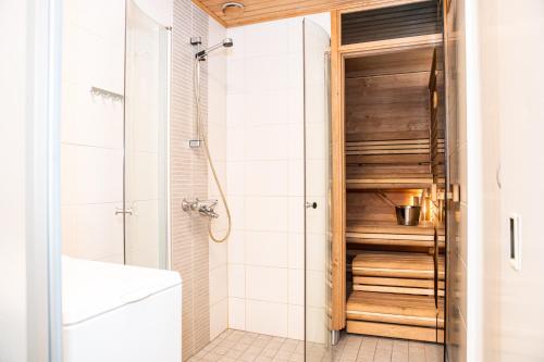 Phòng tắm tại Ruka Etelärinne Lodge