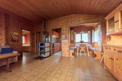 シェーナにあるAussersalfner Hütteのキッチン、ダイニングルームが備わります。