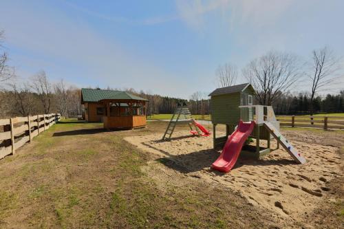 Kawasan permainan kanak-kanak di Apartamenty Białe Brzozy