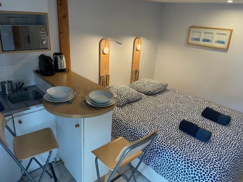 a small kitchen with a table and a counter top at Le Petit Havre in Lacanau-Océan