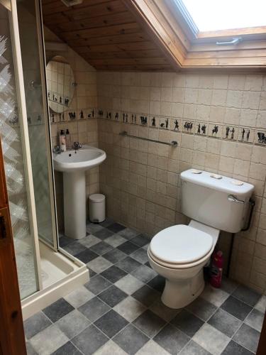 Bathroom sa Lough Aduff Lodge 5 minutes from Carrick on Shannon