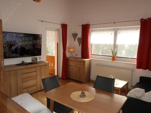 sala de estar con mesa de comedor y TV en Apartment Piz Mundin - SIX101 by Interhome, en Spiss