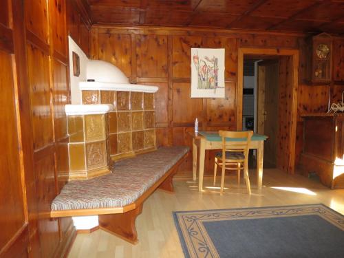 ein Esszimmer mit einer Bank und einem Tisch in der Unterkunft Apartment Apart 14 by Interhome in Obergand