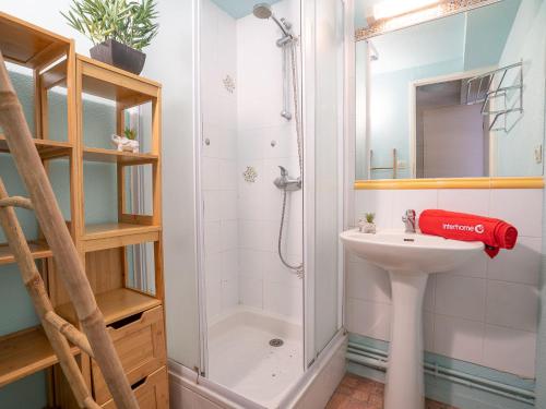 une salle de bain avec un lavabo blanc et une douche dans l'établissement Holiday Home Les Marines du Roussillon-2 by Interhome, à Saint Cyprien Plage
