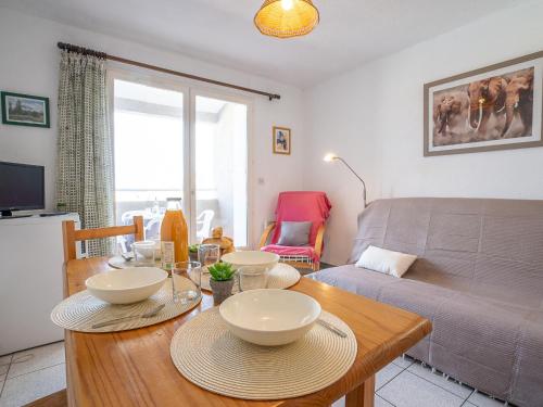 un salon avec une table et un canapé dans l'établissement Apartment Le Clos de St Cyprien-6 by Interhome, à Saint Cyprien Plage