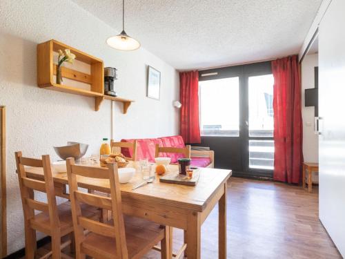 jadalnia i salon ze stołem i krzesłami w obiekcie Apartment Les Lauzières-9 by Interhome w Val Thorens