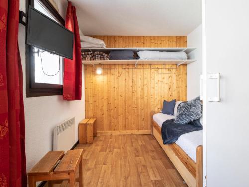ヴァル・トランスにあるApartment Les Lauzières-9 by Interhomeのベッド1台とテレビが備わる小さな客室です。