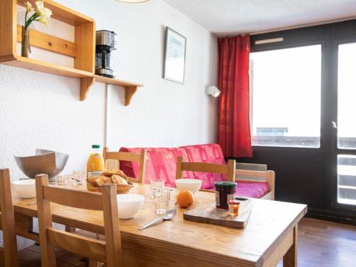 d'une table à manger, de chaises et d'une table. dans l'établissement Apartment Lauzières 616 by Interhome, à Val Thorens